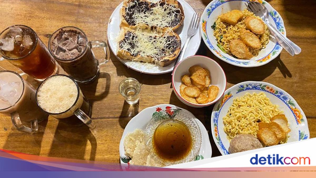 Warkop Bu Lasmi: Santai Sambil Menyantap Kopi Segar di Jl. Perhutani